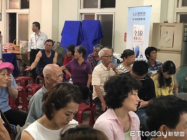 ▲永齡健康基金會專家以預防醫學的角度向「癌症村」里民說明癌症發生的原因。(圖/記者楊熾興攝)