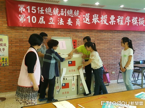 ▲▼「真假?我們可以選領導人」首投陸婦摸擬總統大選投票程序時這麼說。(圖/記者游芳男翻攝)