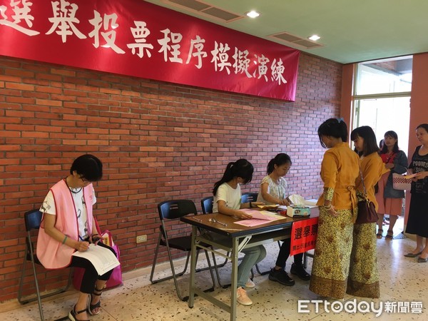 ▲▼「真假?我們可以選領導人」首投陸婦摸擬總統大選投票程序時這麼說。(圖/記者游芳男翻攝)