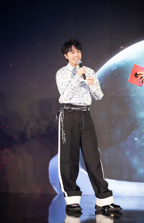 ▲吳青峰舉辦新專輯《太空人》發片記者會。(圖/環球提供)