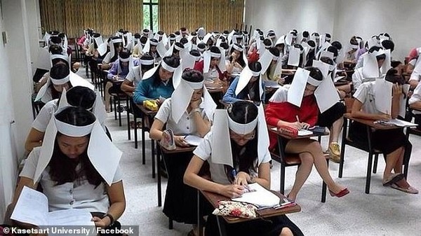 ▲墨西哥一位中學老師為防止作弊，讓學生們頭戴紙箱參加考試。(圖／翻攝自Mexico Daily News)