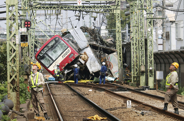 ▲▼日本神奈川縣京急線5日撞上貨車，造成1死34傷。（圖／路透）
