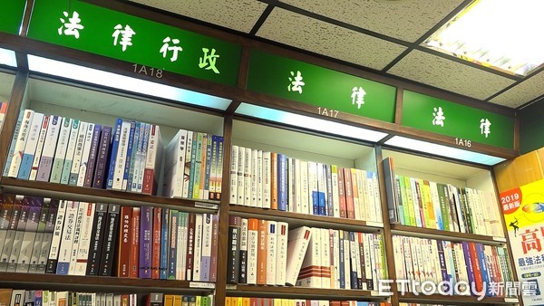 ▲▼「建弘書局」熄燈倒數。（圖／記者徐斌慎攝） 。（圖／記者徐斌慎攝）