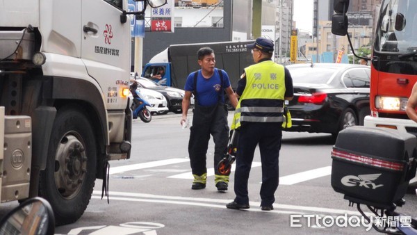 ▲▼北市南港路三段女子被壓在水泥預拌車底，救出時手腳擦傷送醫急救。（圖／記者黃彥傑攝）