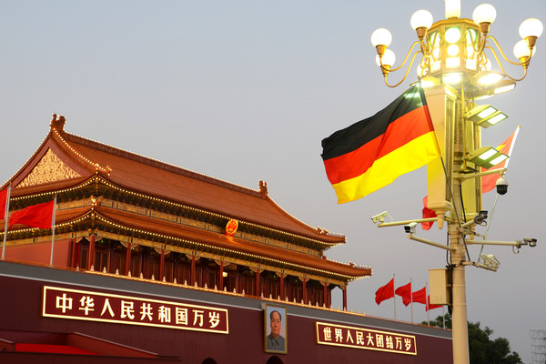▲德國總理梅克爾訪中，天安門前掛上兩國國旗。（圖／路透社）