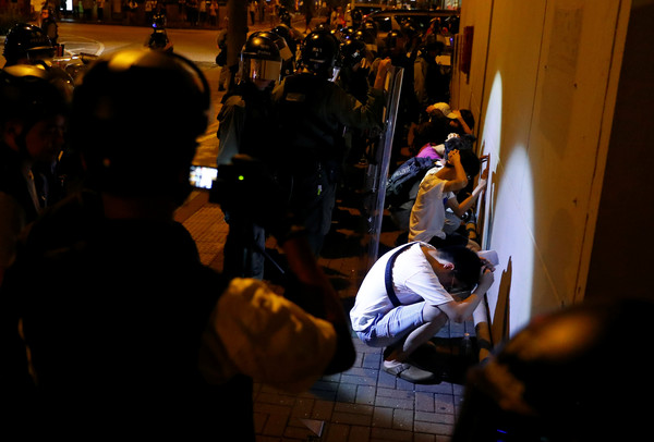 ▲▼香港遊行再爆衝突！　1學生「頭冒鮮血倒地」眼神渙散…港警逮捕數名示威者。（圖／路透）