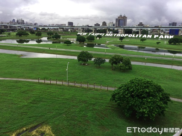 ▲▼大台北都會公園,韓國瑜新北造勢大會前一天場地草皮。（圖／記者姜國輝攝）