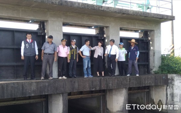 ▲台南市安南區海尾寮、本淵寮部分地區遇大雨還是會淹水，立委陳亭妃邀水利署第六河川局及台南府水利局，偕同議長郭信良、地方里長會勘。（圖／記者林悅翻攝，下同）