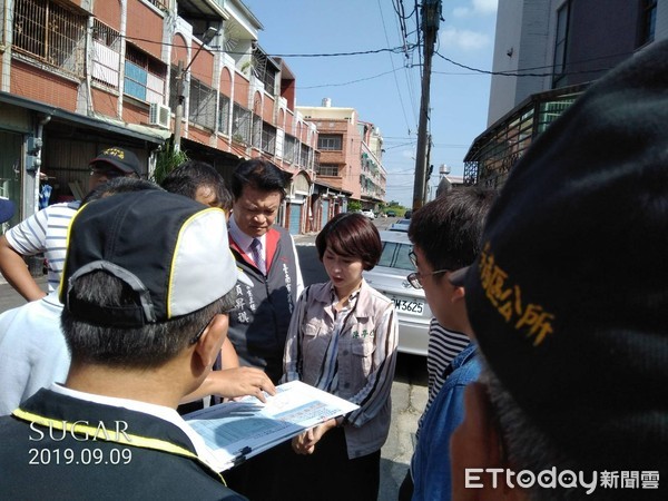 ▲台南市安南區海尾寮、本淵寮部分地區遇大雨還是會淹水，立委陳亭妃邀水利署第六河川局及台南府水利局，偕同議長郭信良、地方里長會勘。（圖／記者林悅翻攝，下同）