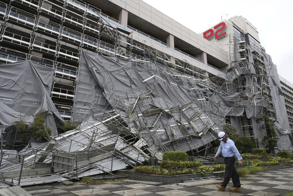 ▲▼法西颱風侵襲日本，羽田機場停車場鷹架被吹倒。（圖／達志影像／美聯社）