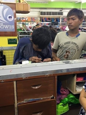 ▲▼菲律賓老爸爸存多年零錢幫兒買鞋。（圖／翻攝自中國報）
