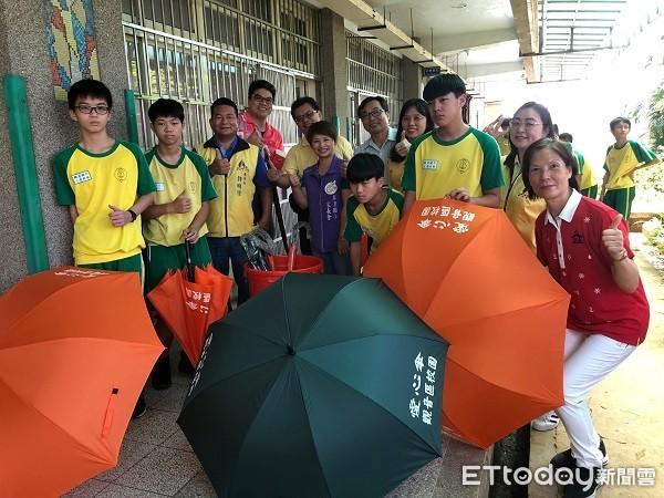 ▲有了愛心傘學生不會因忘了帶雨具而淋成落湯雞。（圖／記者楊熾興攝）