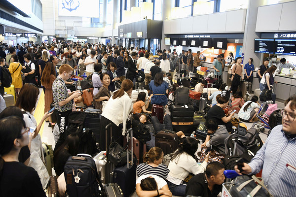 ▲▼法西颱風撲關東，千葉成田機場擠滿旅客。（圖／路透）