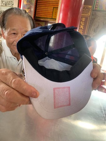 ▲埔鹽順澤宮的帽子坊間已經出現1頂200元仿冒品。（圖／記者唐詠絮翻攝）
