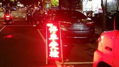 酒駕惡習不改「撞死老母親」　不孝子跪車輪旁痛哭：媽！快醒來！