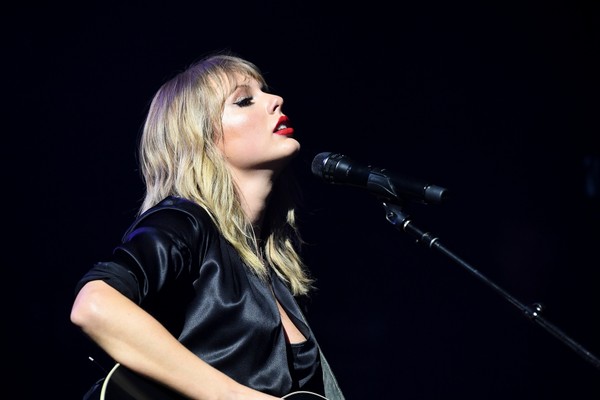 ▲▼泰勒絲（Taylor Swift）宣傳新輯巴黎首唱。（圖／環球提供）