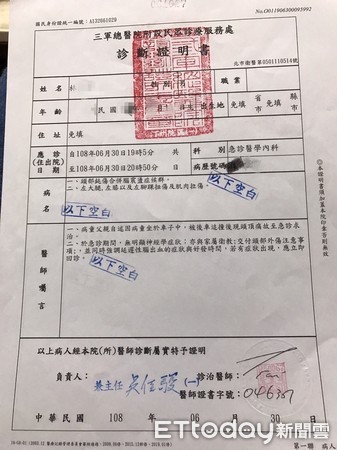 ▲▼黃姓婦人開LEXUS試乘車，不慎撞爛馬6汽車後車尾，還推撞到前方休旅車，造成林姓駕駛及2名男童擦挫傷及腦震盪             。（圖／記者陳以昇翻攝）