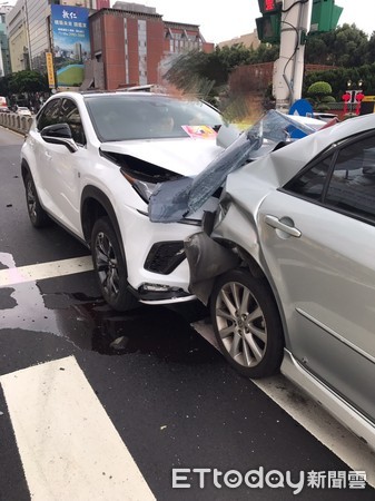 ▲▼黃姓婦人開LEXUS試乘車，不慎撞爛馬6汽車後車尾，還推撞到前方休旅車，造成林姓駕駛及2名男童擦挫傷及腦震盪             。（圖／記者陳以昇翻攝）