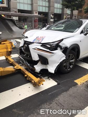 ▲▼黃姓婦人開LEXUS試乘車，不慎撞爛馬6汽車後車尾，還推撞到前方休旅車，造成林姓駕駛及2名男童擦挫傷及腦震盪             。（圖／記者陳以昇翻攝）