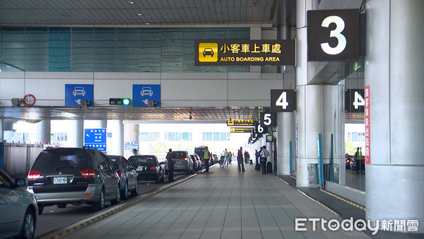 ▲▼桃園機場,二航廈,出國,出境,旅遊,機場接駁車,小客車上車處,接人,計程車上車處。(圖/記者姜國輝攝)