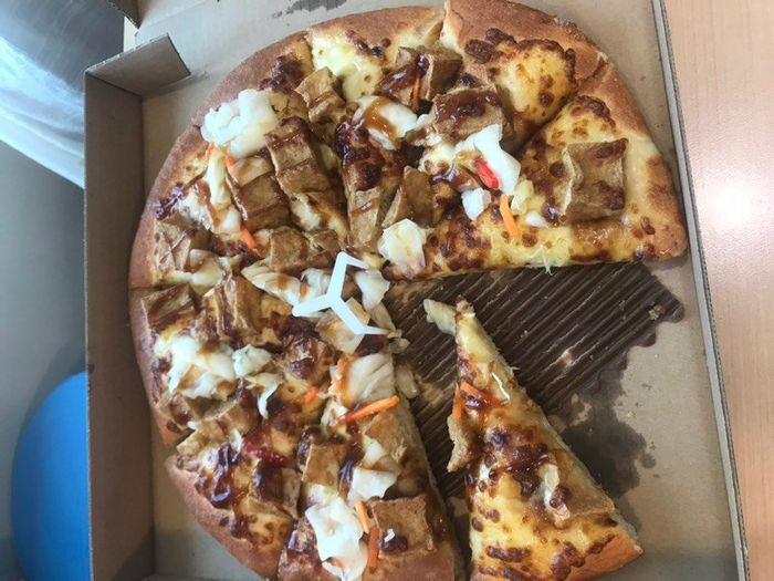 ▲▼女網友分享試吃新推出的披薩心得,黃金臭豆腐披薩。（圖／翻攝Dcard）