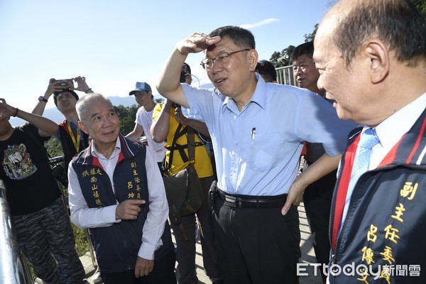 ▲▼柯文哲參拜中和烘爐地南山福德宮。（圖／記者湯興漢攝）