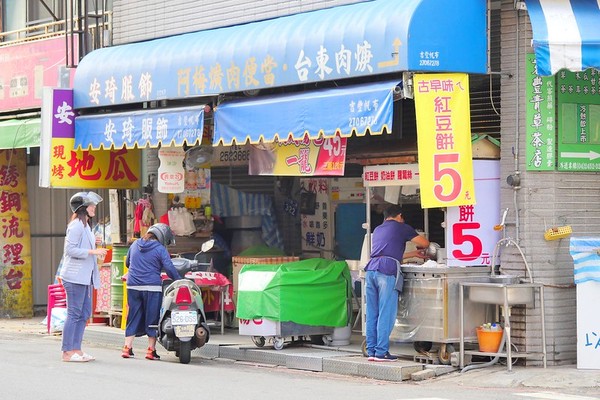 ▲▼西屯市場紅豆餅。（圖／橘子狗愛吃糖提供）