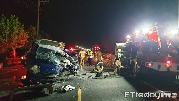 ▲台南市七股區竹橋里竹橋10號前發生自小客車與貨車重大車禍，消防人員現場救出3名傷者，其中1人送佳里奇美醫院急救傷重不治，另2人送醫治療。（圖／記者林悅翻攝，下同）