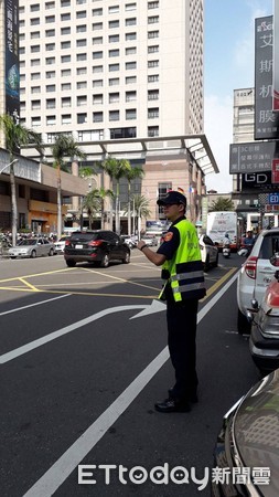 ▲台南市警六分局針對易擁塞路段加強疏導，並利用通訊軟體等科技，隨時掌握車流消長態勢，彈性調配警力，讓民眾中秋假期行車順暢。（圖／記者林悅翻攝，下同）