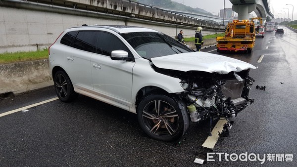 ▲▼白色休旅車壓水坑失控自撞護欄，幸好無人傷亡             。（圖／記者陳以昇翻攝）