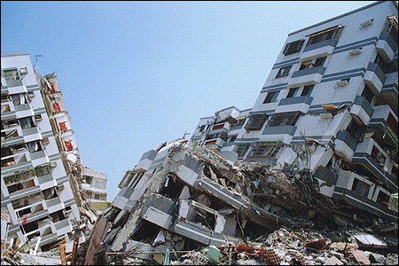 ▲▼921地震,雲林縣斗六市觀邸大樓倒塌。（圖／慈濟基金會提供）