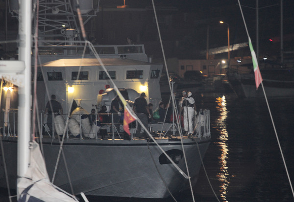 ▲82位難民搭乘海洋維京號停靠在義大利的蘭姆培杜莎島（圖／路透）