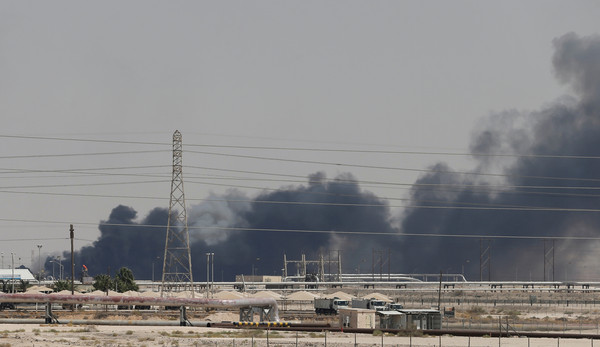 ▲▼沙烏地阿拉伯煉油廠遭無人機攻擊。（圖／路透）