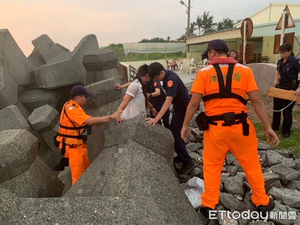 ▲海巡第11岸巡隊蚵子寮安檢所，聯手岡山分局赤崁派出所員警，合力強制帶離該名意欲尋短女子，避免憾事發生。（圖／記者林悅翻攝，下同）