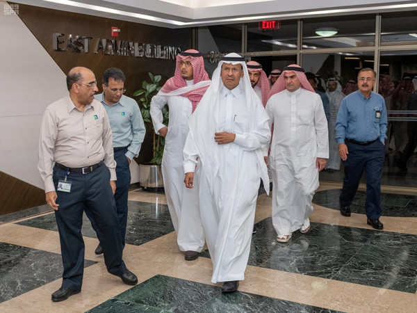 ▲▼沙烏地阿拉伯能源部長阿卜杜拉齊茲（Abdulaziz bin Salman）訪視「阿美石油公司」。（圖／路透）