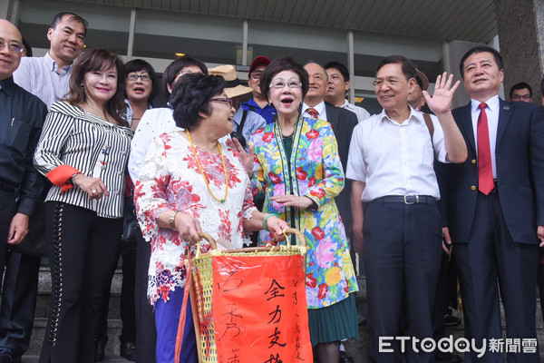 ▲呂秀蓮前往中選會登記領表參選2020總統。（圖／記者林敬旻攝）