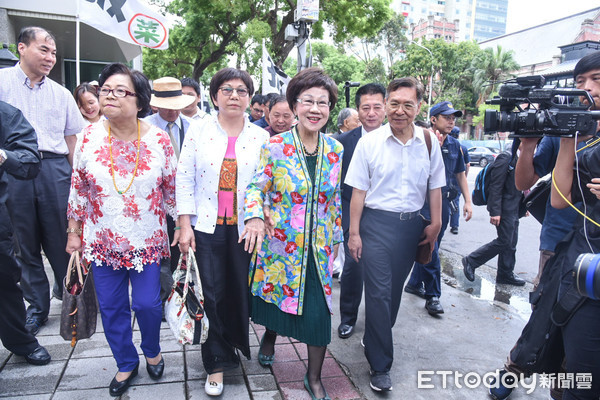 ▲呂秀蓮前往中選會登記領表參選2020總統。（圖／記者林敬旻攝）