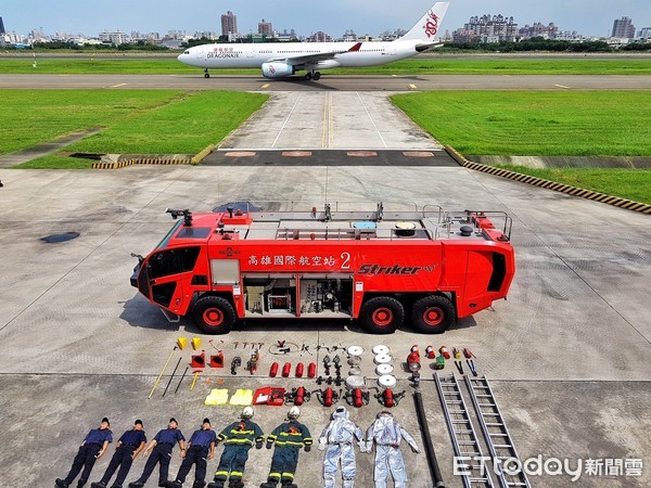 ▲高雄航空站所屬的小港機場消防隊也來開箱，飛機意外入鏡             。（圖／記者吳奕靖翻攝）