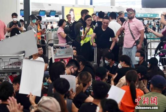 ▲旅客數大減！香港航空下調7%航班數量。（圖／中新社）