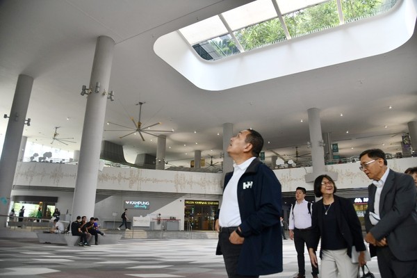 ▲▼侯友宜走訪Kampung Admiralty各樓層，觀摩先進建築設計。（圖／新北市政府提供）