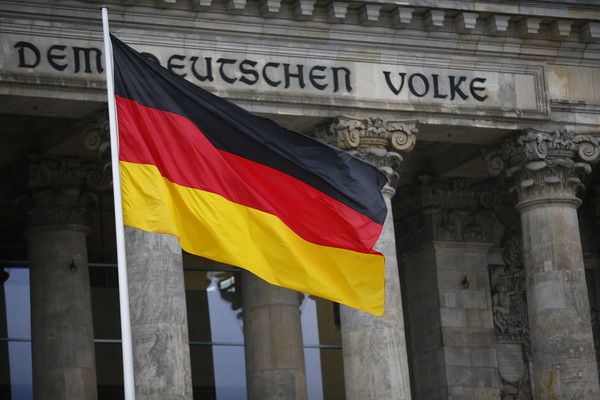 ▲▼德國國旗飄揚在德國聯邦議院外。（圖／路透）