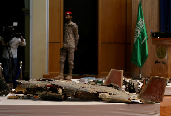 ▲▼沙烏地阿拉伯國防部發言人馬利基中校（Turki Al-Malik）在首都利雅德（Riyadh）召開記者會，展示攻擊阿美石油公司煉油廠的導彈殘骸，證明攻擊是伊朗所為。（圖／路透）