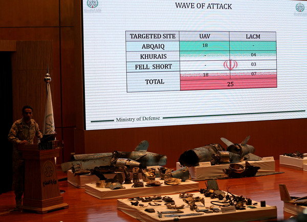 ▲▼沙烏地阿拉伯國防部發言人馬利基中校（Turki Al-Malik）在首都利雅德（Riyadh）召開記者會，展示攻擊阿美石油公司煉油廠的導彈殘骸，證明攻擊是伊朗所為。（圖／路透）