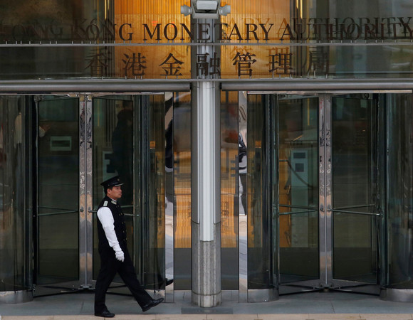 ▲Fed在18日降息一碼，香港金融管理局在19日也調降貼現窗利率一碼至2.25％。（圖／路透）
