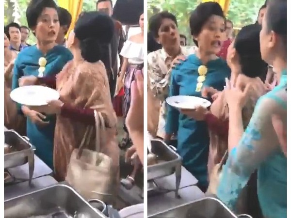 ▲▼印尼大媽在婚禮上為了搶菜大打出手。（圖／翻攝自推特／@na_dirs）
