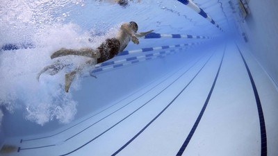 跨性別游泳運動員「領先38秒」虐爆對手　拿3金+破大會紀錄惹議