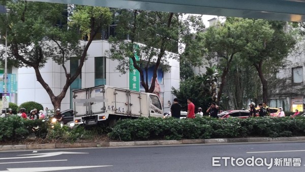 ▲▼台北市復興北路民生東路口發生一起車禍意外。(圖/記者黃彥傑攝)