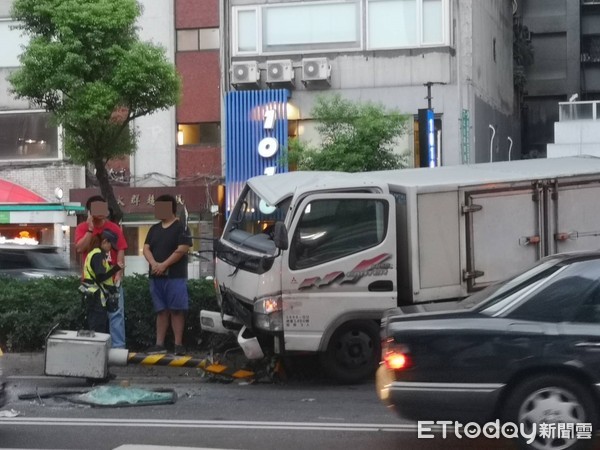 ▲▼台北市復興北路民生東路口發生一起車禍意外。（圖／記者黃彥傑攝）