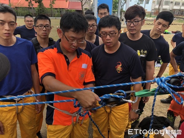 ▲台南市消防局為提升救災能量及活用救災技巧，在消防局新化訓練中心，辦理繩索救援裝備器材教育訓練，提升人命救助之效率。（圖／記者林悅翻攝，下同）