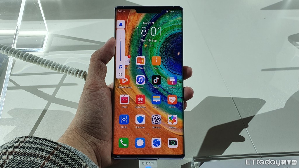 ▲▼ HUAWEI Mate 30 
<p>而手勢操作則包含有在側邊螢幕的音量控制，只要點選雙邊的曲面螢幕後，就能以手指滑動調整音量，此外還有螢幕截圖、上下滑動螢幕感應，只要將手掌放置在手機前方，等到手機出現手掌圖樣時，合起手掌即是截圖、上下揮就可以控制畫面向上或向下。</p>
Pro。（圖／記者李瑞瑾攝）